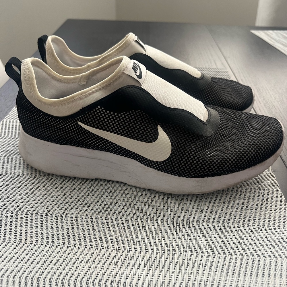 Nike Tanjum Slip on black and white mesh